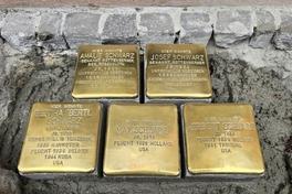 Die fünf Stolpersteine vor dem Haus in der Ritterstraße 92.