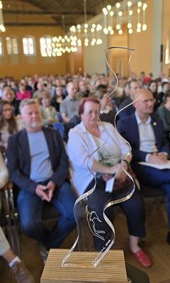 Die filigrane Trophäe der Gewinner eines Hauptpreise – eine vom Brandenburger Künstler Jan Beumelburg gestaltete Undine-Statuette.