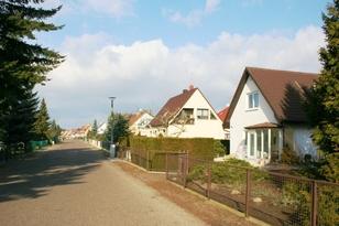 Mehrere Einfamilienhäuser mit Spitzdächern und Gärten