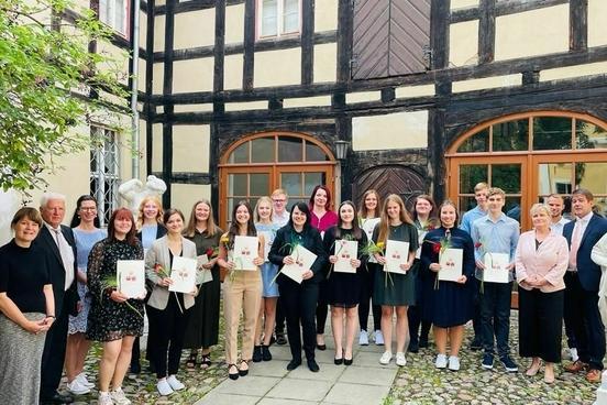 Feierliche Vertragsübergabe an neue Auszubildende und Studierende der Stadt Brandenburg an der Havel