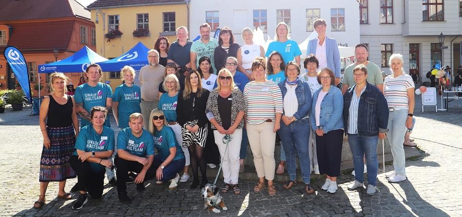 Mitglieder der PSAG vor dem Brunnen auf dem Altstädtischen Markt.