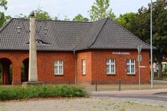 Ein rotes Backsteinhaus mit grauem Dach und der Aufschrift "Ortsteilverwaltung".