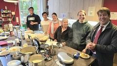Steffen Scheller machte beim Hausrundgang Halt in der Küche, probierte eine frisch gebackene Nudel-Gemüse-Waffel.