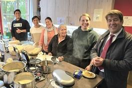 Steffen Scheller machte beim Hausrundgang Halt in der Küche, probierte eine frisch gebackene Nudel-Gemüse-Waffel.