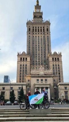 Vor dem Warschauer Kulturpalast, der auch das Evolutionsmuseum beherbergt