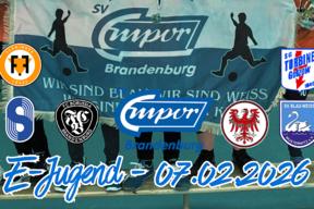 Einige Fußballkids halten ihre Vereinsflagge hoch und freuen sich über einen Turniersieg.