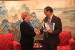 Auch über eine Städtepartnerschaft wird gesprochen.