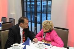 Oberbürgermeisterin Dr. Dietlind Tiemann und Minister Jörg Vogelsänger im Gespräch