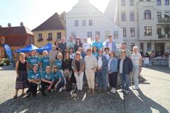 Gruppenbild der PSAG-Mitglieder vor dem Brunnen vor dem Altstädtischen Rathaus.