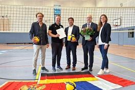 Martin Braunschweig und Sebastian Pfeiffer (beide Volleyball Akademie) mit Oberbürgermeister Steffen Scheller.