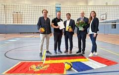 Martin Braunschweig und Sebastian Pfeiffer (beide Volleyball Akademie) mit Oberbürgermeister Steffen Scheller.