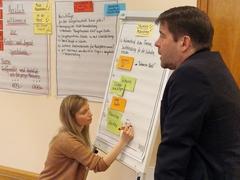 Moderatorin Juliana Barg fasst die Maßnahmen zusammen.