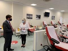 Die Zentrumsmanagerin Heike Rabe zeigt Oberbürgermeister Steffen Scheller das Spendenzentrum