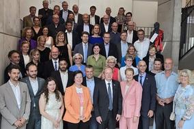 Erinnerungsbild zur Eröffnung der Universitätsklinik für Zahnmedizin mit Initiatoren und Wegbegleitern sowie mit den in der Klinik tätigen Ärzten.