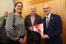 Einen Wimpel gab es für den leidenschaftlichen Ruderer vom Landesruderverband.