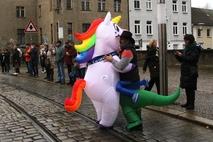 Einhorn und Drachen drücken sich