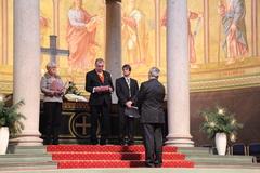 Die Entpflichtung als Vorstandsvorsitzender nehmen Univ.-Prof. Dr. iur. Dr. h.c. Detlef W. Belling (Vorsitzender des Kuratoriums), Pfarrerin Friederike Pfaff-Gronau (Theologischer Vorstand) und Tilmann Henke (designierter Kaufmännischer Vorstand) vor.