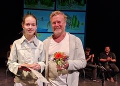 Thomas Bartel übergab den von der WOBRA gestifteten Hauptpreis an Sara Damwerth.