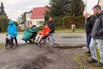 Straßentest mit Rolli und Rollator.