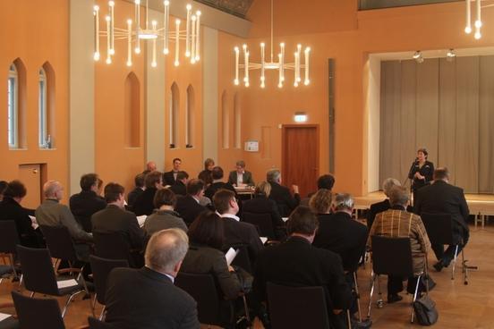 Brandenburgs Oberbürgermeisterin begrüßt das Preisgericht im Rolandsaal