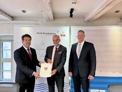 Innenstaatssekretär Markus Grünewald übergab im Altstädtischen Rathaus den vierten von fünf Zuwendungsbescheiden im Rahmen des Konsoliderierungsvertrages mit dem Land Brandenburg. Er hat ein Volumen von 11,7 Millionen. 