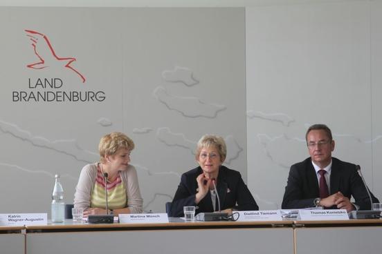 Oberbürgermeisterin Dr. Dietlind Tiemann zusammen mit Sportministerin Dr. Martina Münch und dem Präsidenten des Deutschen Kanu Verbandes, Thomas Konietzko
