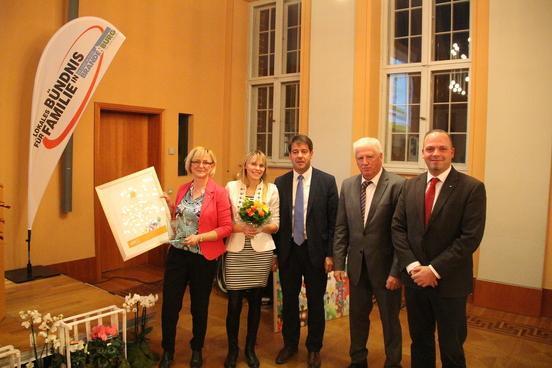 Bürgermeister Steffen Scheller, SVV-Vorsitzender Walter Paaschen und Laudator Sascha Bertz gratulieren dem Preisträger in der 1. Kategorie: Schönfuss Sonnenschutztechnik GmbH