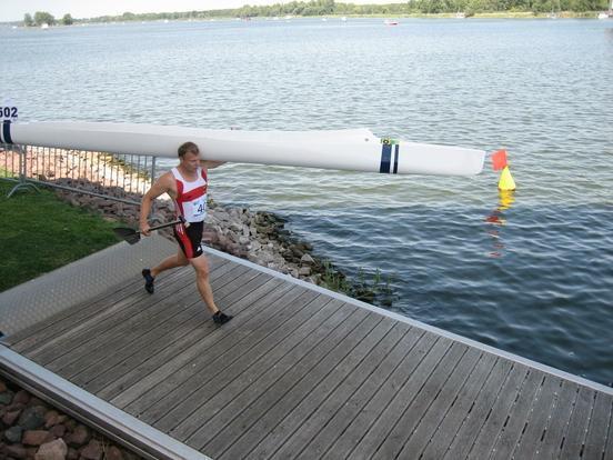 Auch Olympiasieger Kurt Kuschela muss sein Boot schultern.