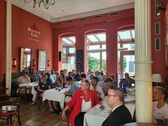 Gemütliches Beisammensein im Café Herzschlag.