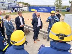 Menschen mit Helmen, Oberbürgermeister und Minister im Gespräch