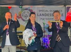 Matthias Pietschmann und Alexandra Adel bekamen Fahne und Staffelstab überreicht.