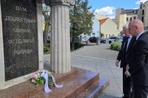 Daniel Keip und Walter Paaschen am russischen Ehrenmal.
