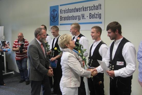 Oberbürgermeisterin Dr. Dietlind Tiemann und Landrat Wolfgang Blasig gratulieren den Gesellen.