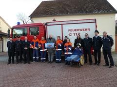 Gruppenfoto von der Scheckübergabe.