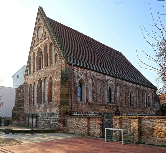 Petrikirche in Brandenburg an der Havel: Backsteingeböude mit Spitzdach, zugemauerte Rossette unter dem Giebel und vielen Fenstern
