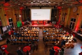 Blick auf Publikum und Bühne.