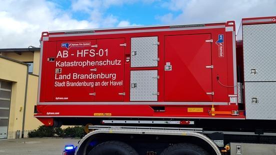Berufsfeuerwehr stellt erstes Wechselladerfahrzeug und Hytrans-Fire-System im Land Brandenburg vor