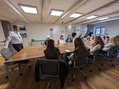 Jugendliche sitzen am Tisch, OB scheller stehend davor