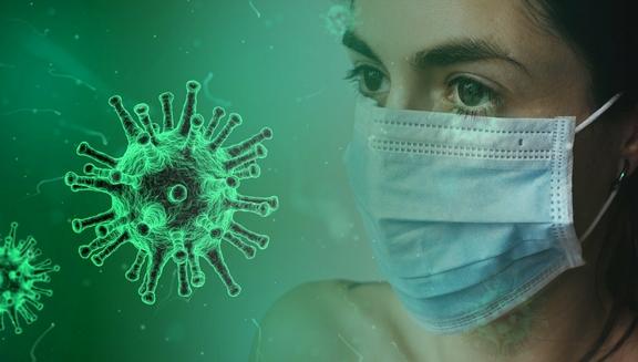 Grafik eines Virus in grüner Farbe und eine Frau mit Nasen-Mund-Schutz