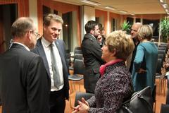 Dr. Dietlind Tiemann im Gespräch mit Burgs Bürgermeister Jörg Rehbaum und Havelbergs Bürgermeister Bernd Polowski (links)