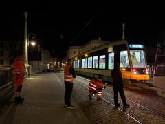 Škoda-Straßenbahn auf nächtlicher Testfahrt an der Jahrtausendbrücke.