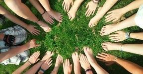 Hände und Füße sind zu einem Kreis zusammengelegt