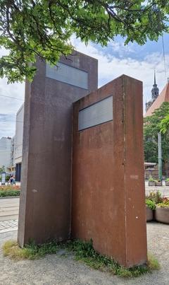 Die 2005 aufgestellte City-Uhr verschwindet am 4. Juli 2024 für ein Weilchen, wird aufgearbeitet und funktionstüchtig gemacht.