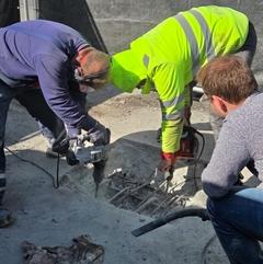 Mit viel Krafteinsatz wird der Beton abgestemmt, um an den Spannstahl der Schleusenbrücke zu gelangen.
