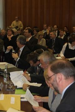 Letztes Studium der Beschlussvorlagen vor Beginn der ersten Sitzung.