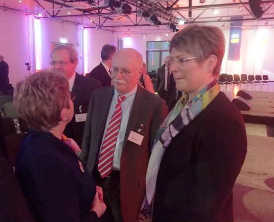 Dr. Dietlind Tiemann im Gespräch mit dem ehemaligen Präsident der Deutschen Rentenversicherung, Dr. Herbert Rische und der neuen Präsidentin Gundula Roßbach.