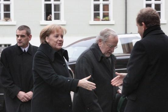 Bundeskanzlerin Angela Merkel trifft auf dem Burghof ein.