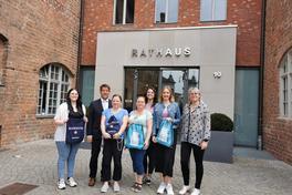 Gruppenbild 6 Frauen ein Mann vor Rathaus