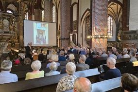 Pfarrer Philipp Mosch hieß die Gäste in der St. Gotthardtkirche willkommen.