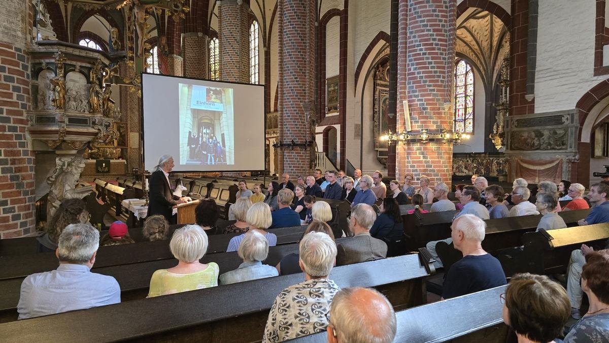 wertvoller-einhornteppich-ist-zur-ck-in-der-st-gotthardtkirche-stadt